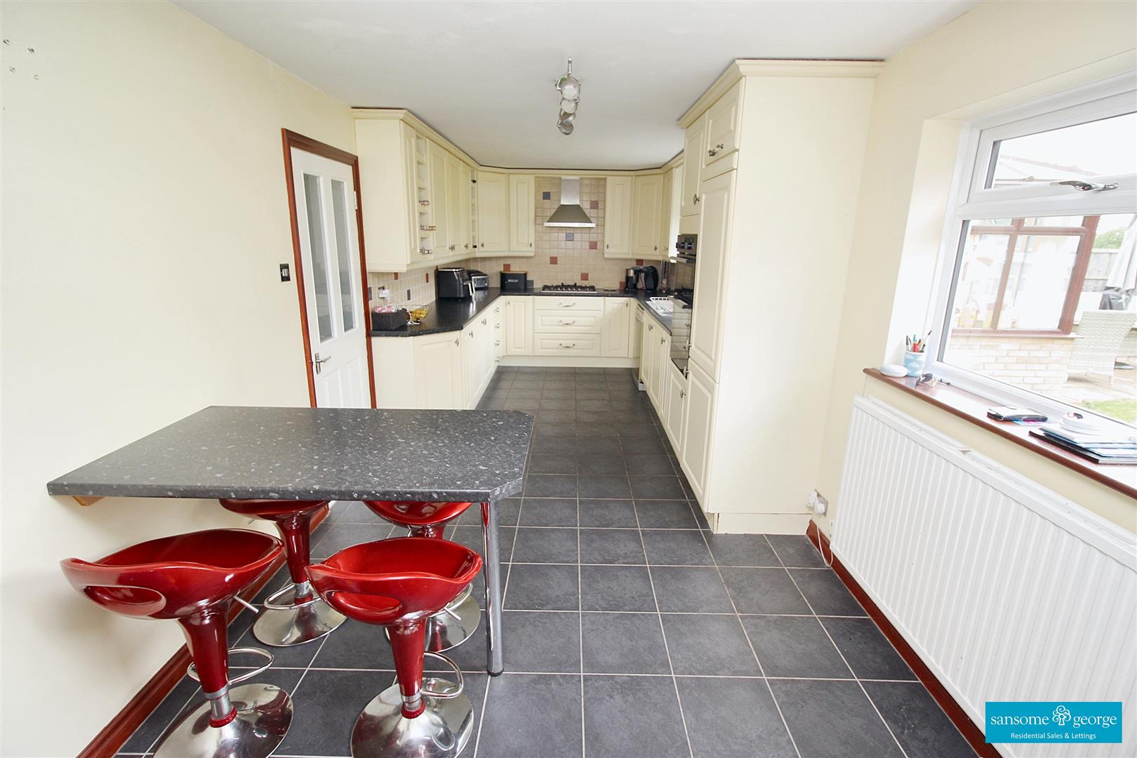 5 bed property in Farm Drive, Reading